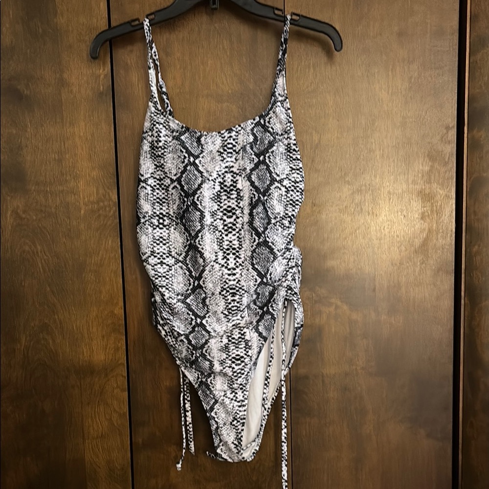 Stylish Snakeskin One-Piece Swimsuit *New